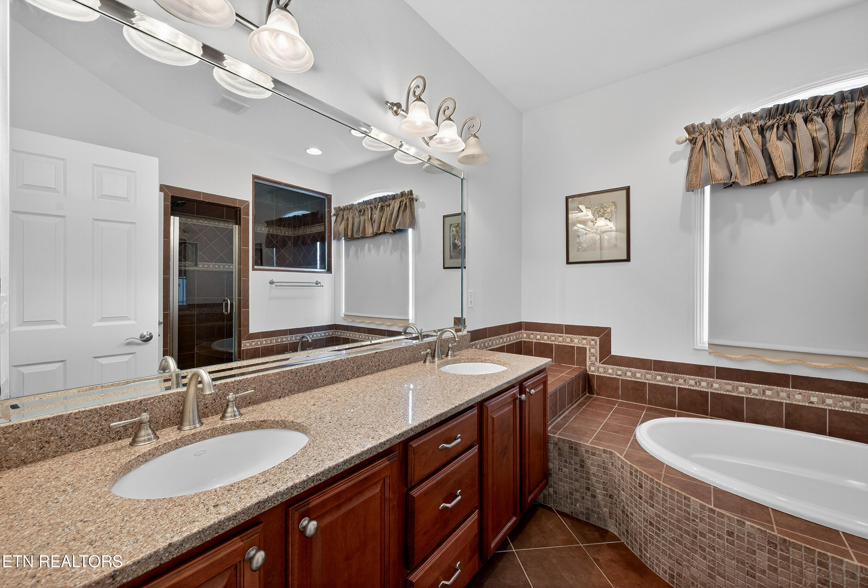 110 St James Lane Clinton, TN 37716 - Photo 30 of 60 Primary bathroom