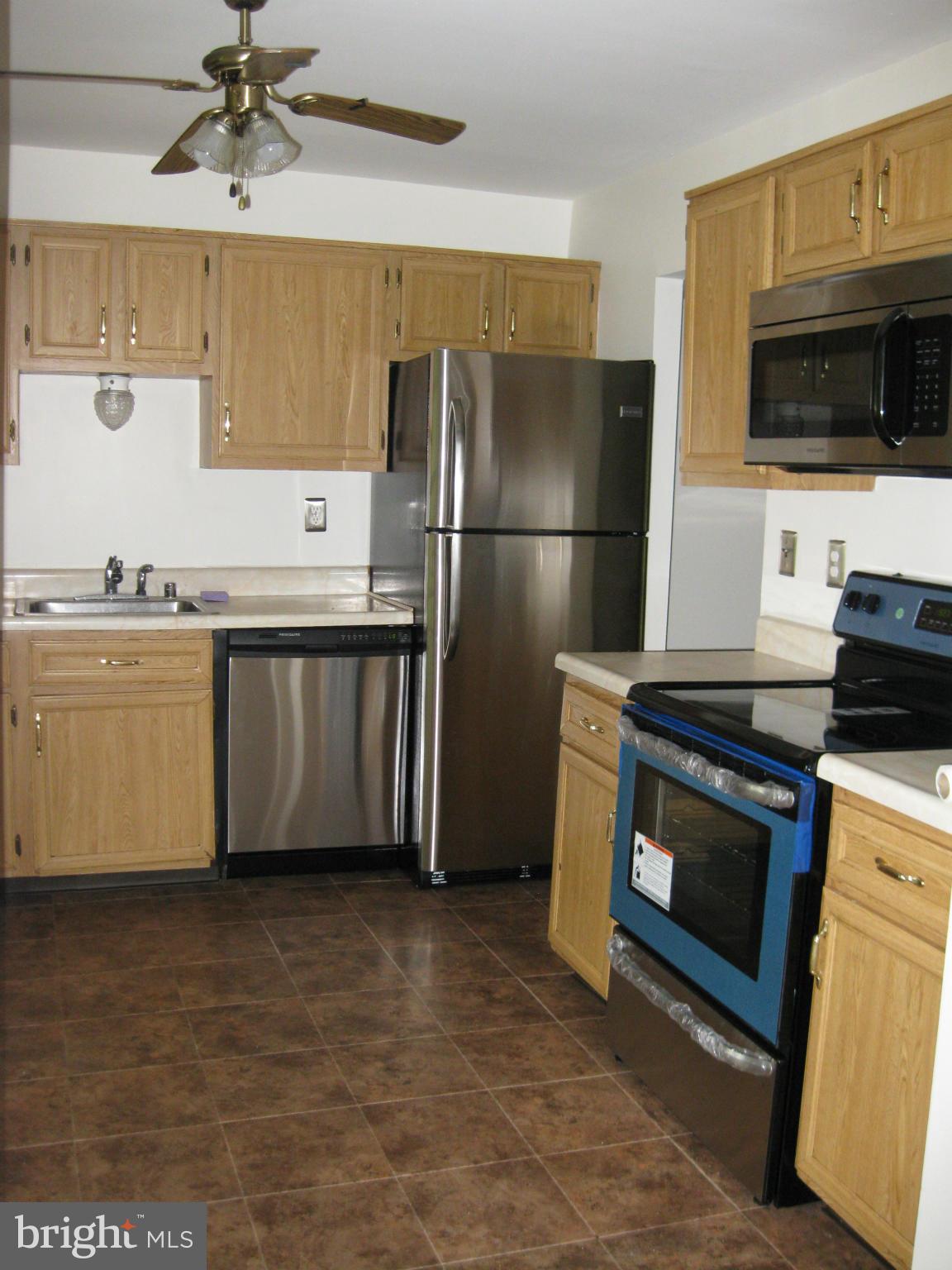 9451 Horizon Run Road, Unit 8E Gaithersburg, MD 20886 - Photo 5 of 30 Kitchen