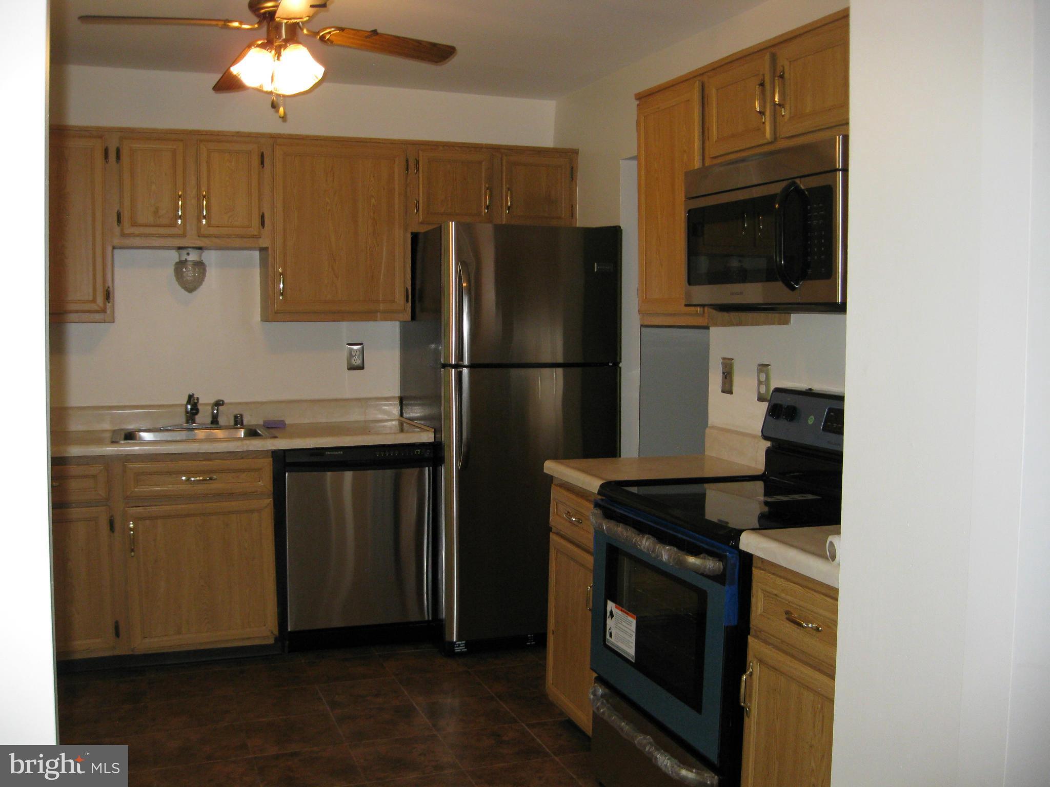 9451 Horizon Run Road, Unit 8E Gaithersburg, MD 20886 - Photo 6 of 30 Kitchen