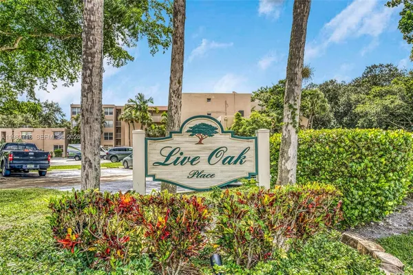 $2,000 | 9450 Live Oak Place, Unit 102, Davie, FL 33324