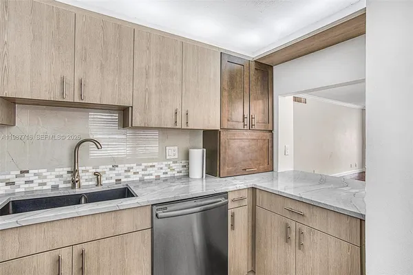 $2,000 | 9450 Live Oak Place, Unit 102, Davie, FL 33324