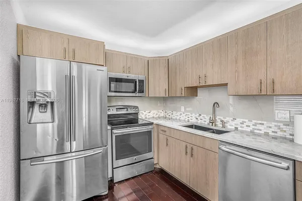 $2,000 | 9450 Live Oak Place, Unit 102, Davie, FL 33324