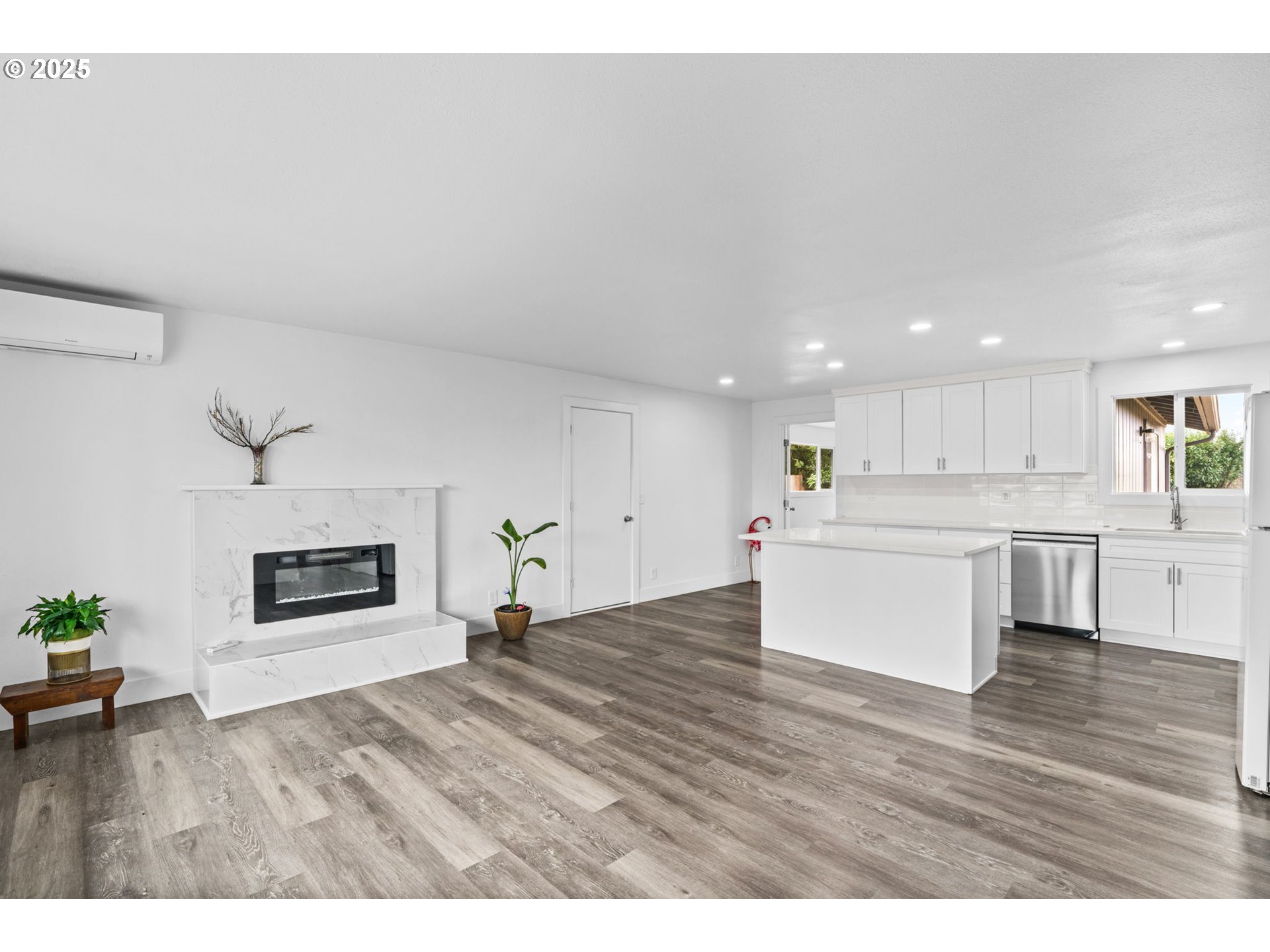 306 Broadway Street Springfield, OR 97477 - Photo 2 of 29