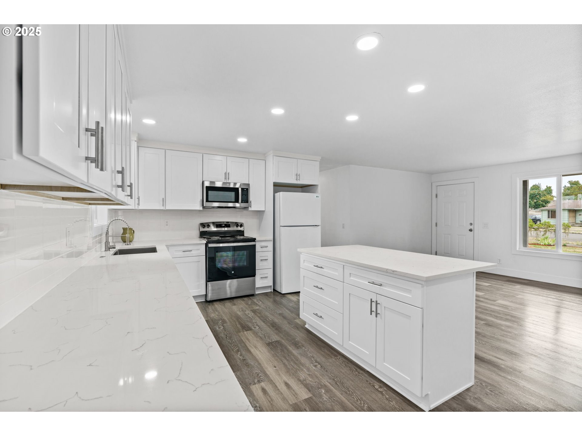 306 Broadway Street Springfield, OR 97477 - Photo 8 of 29