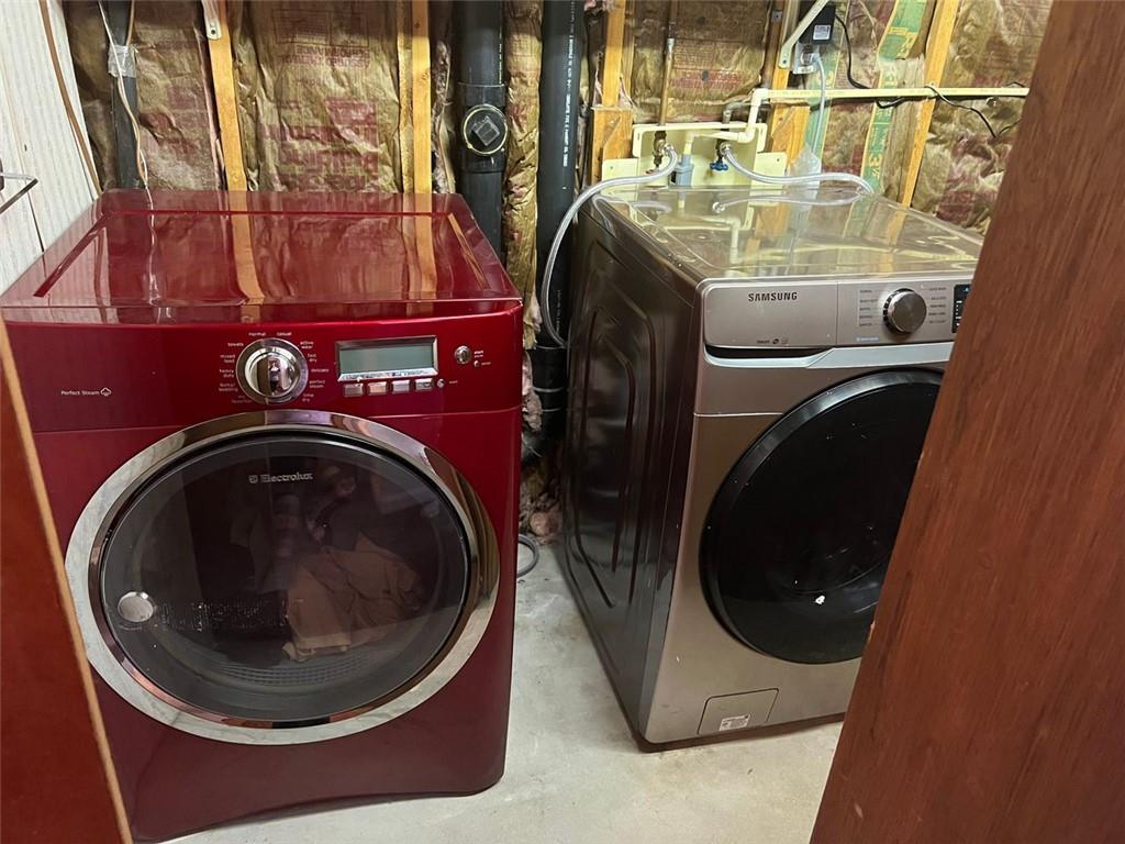 5865 Vernier Drive Southwest Atlanta, GA 30349 - Photo 25 of 33 a utility room with dryer and washer