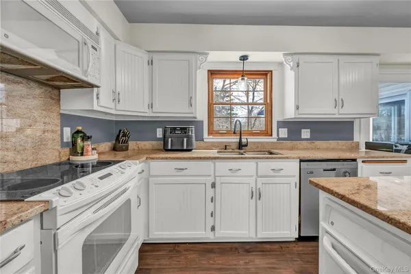 $699,900 | 6 Eisenhower Court, Hopewell Junction, NY 12533