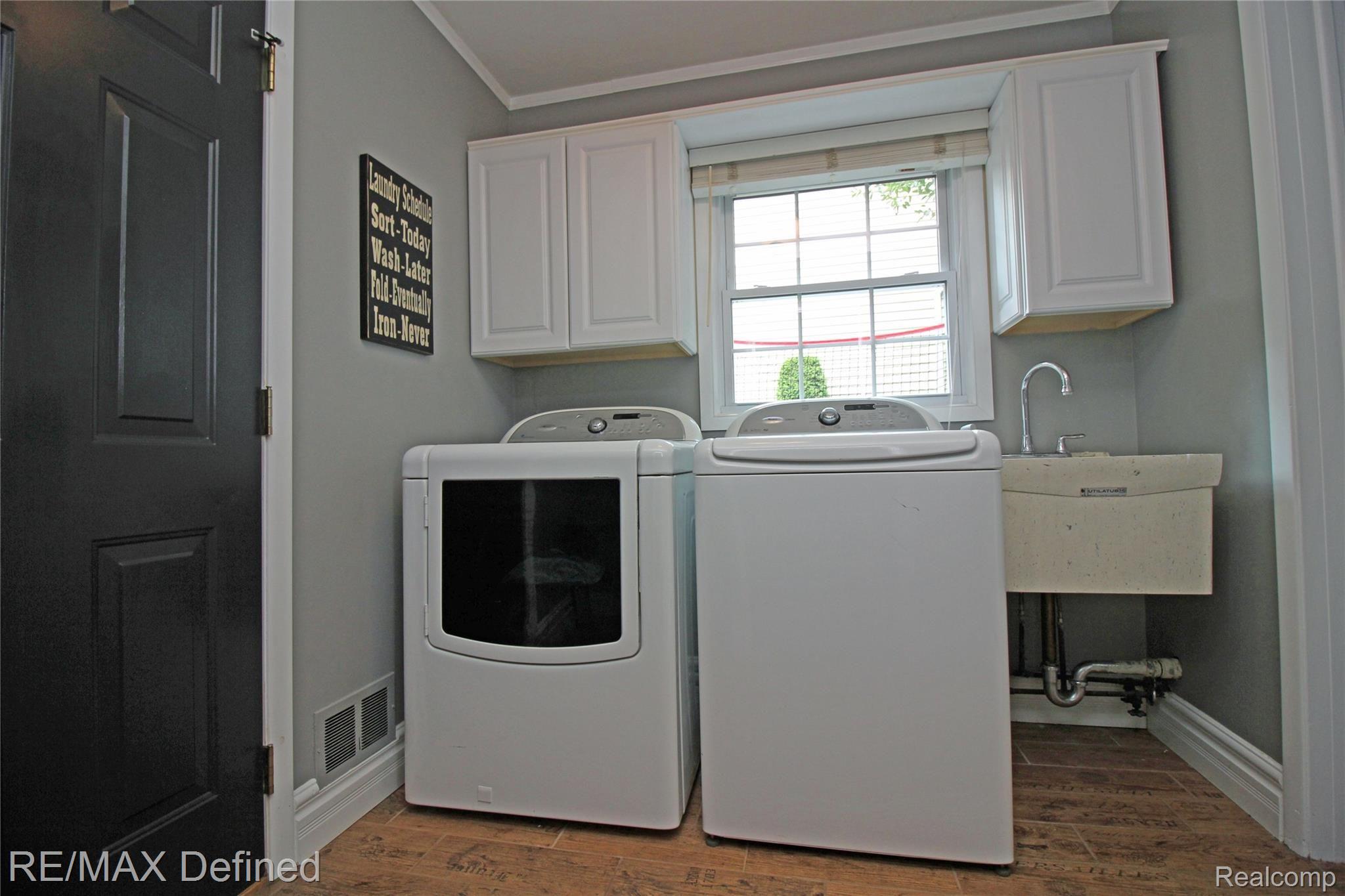 815 Aspen Drive Rochester, MI 48307 - Photo 21 of 31 Convenient 1st floor laundry