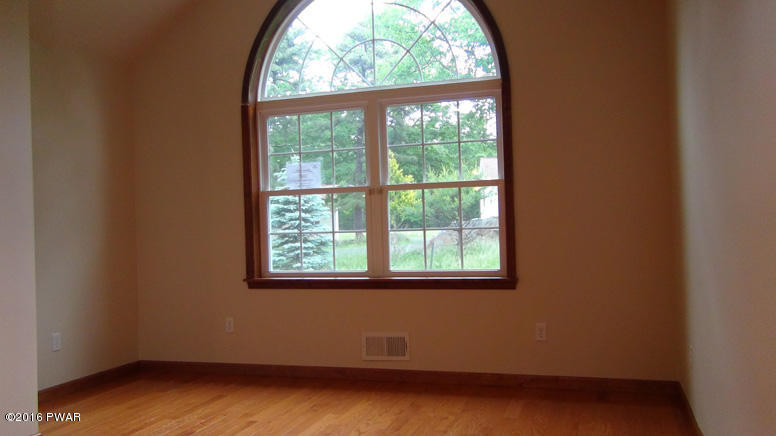 423 Mallard Lane Bushkill, PA 18324 - Photo 4 of 13