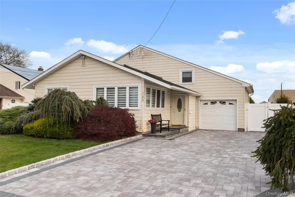 $750,000 | 166 Pratt Street, West Babylon, NY 11704