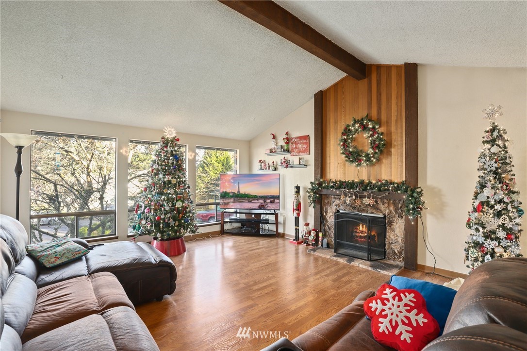 15525 Southeast 178th Place Renton, WA 98058 - Photo 3 of 31 Gallery Image 3