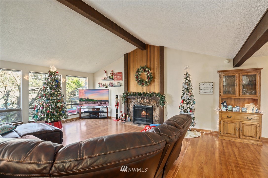 15525 Southeast 178th Place Renton, WA 98058 - Photo 4 of 31 Gallery Image 4