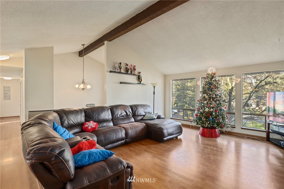 15525 Southeast 178th Place Renton, WA 98058 - Photo 5 of 31 Gallery Image 5