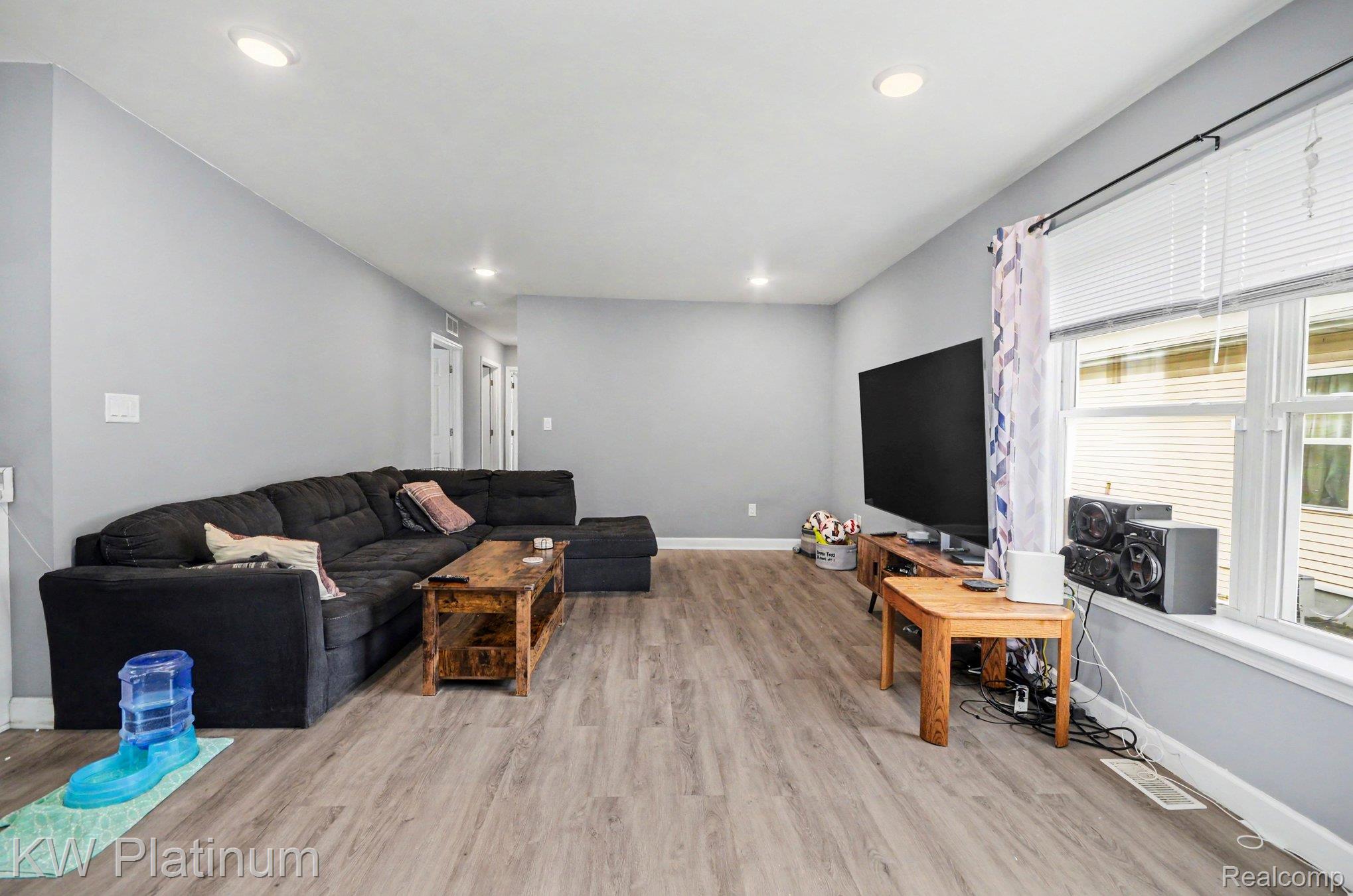 146 Rural Street Port Huron, MI 48060 - Photo 5 of 18 008_file_6550.jpg