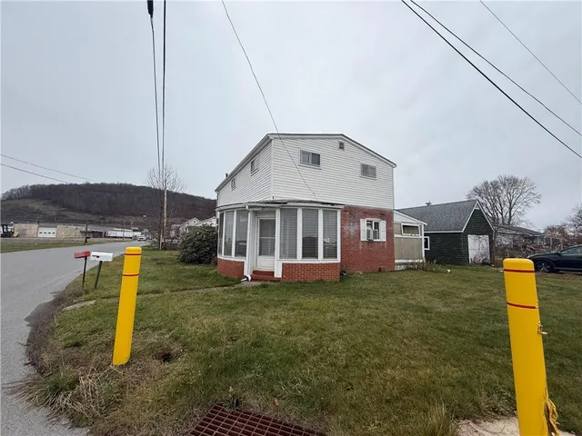 a view of a house with a yard