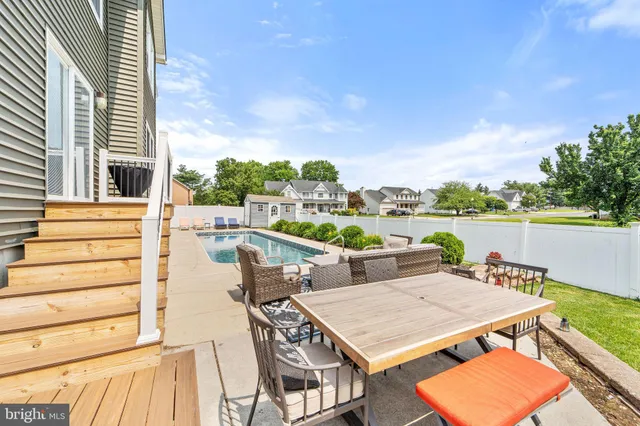 a view of a house with backyard