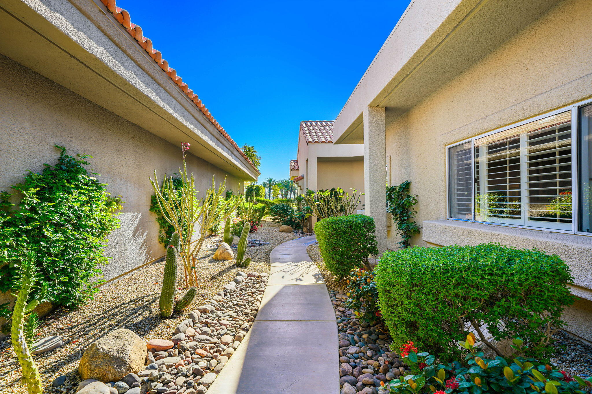 55 Colonial Drive Rancho Mirage, CA 92270 - Photo 4 of 31 a view of a pathway both side of the house