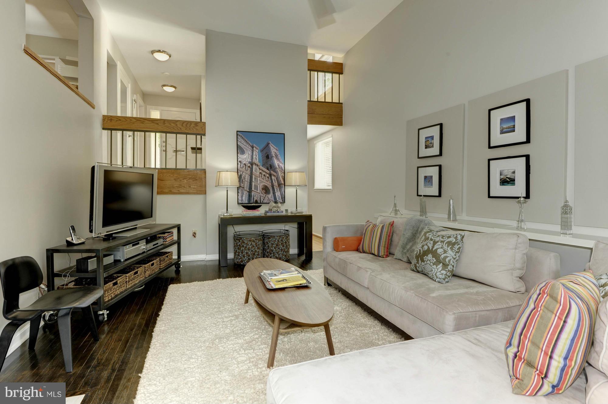 11710 Indian Ridge Road Reston, VA 20191 - Photo 10 of 30 Living Room