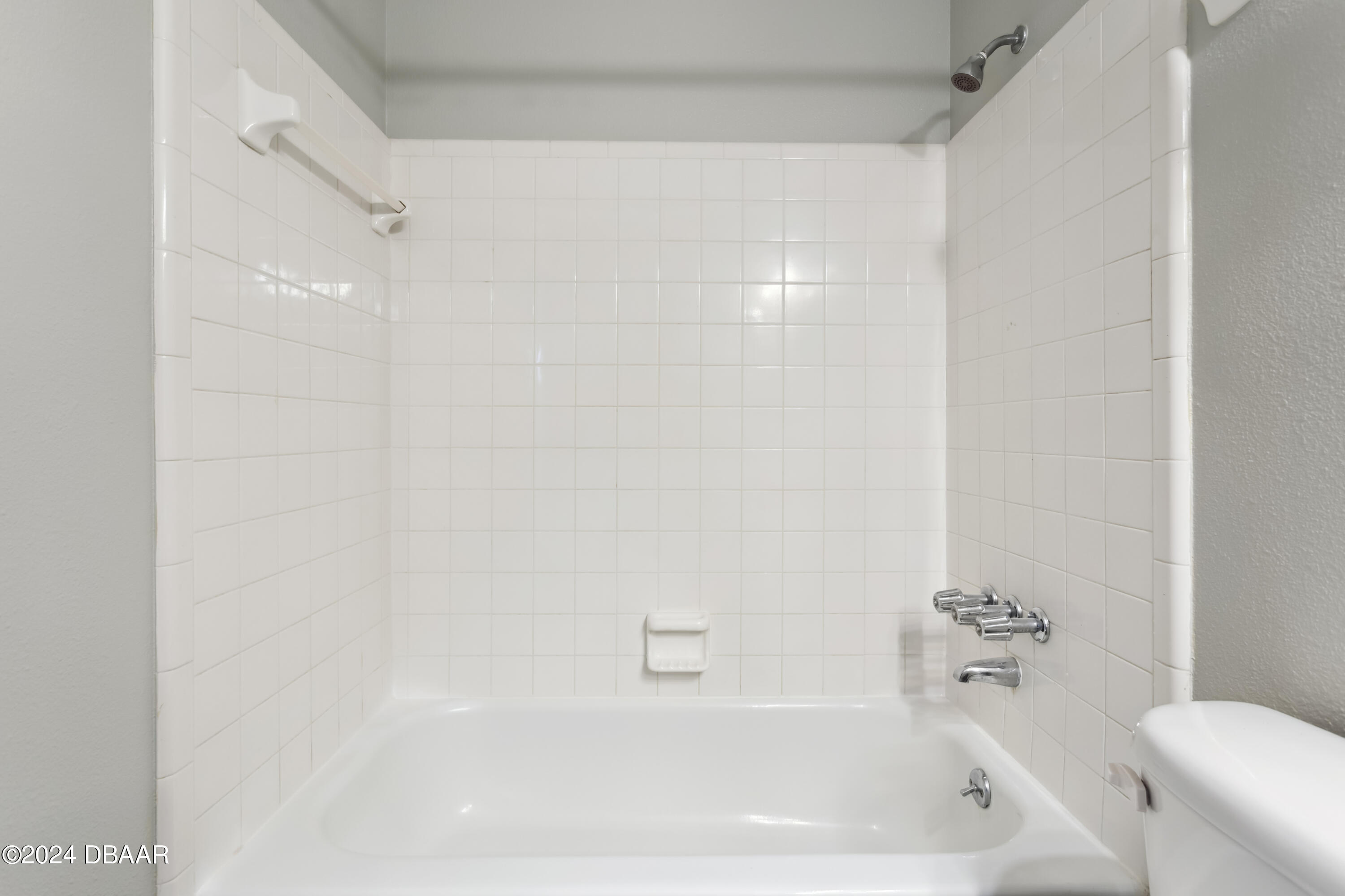 1600 Big Tree Road, Unit K1 South Daytona, FL 32119 - Photo 20 of 28 a bathroom with a bathtub
