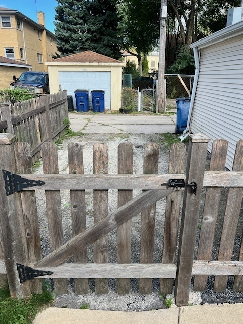 1116 Thomas Avenue, Unit G Forest Park, IL 60130 - Photo 8 of 9 a view of a house with a wooden deck