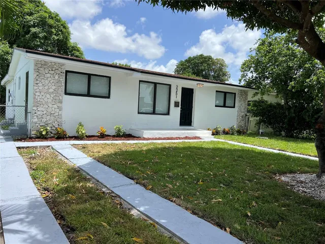 a view of a house with a backyard