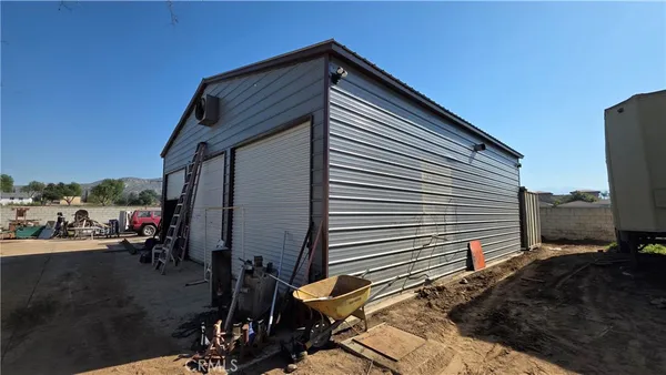 a view of a back yard of the house