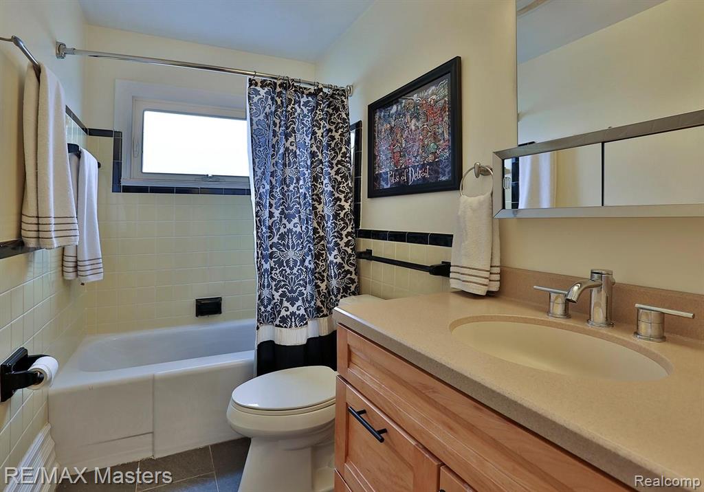 29850 Pointe Drive Gibraltar, MI 48173 - Photo 12 of 20