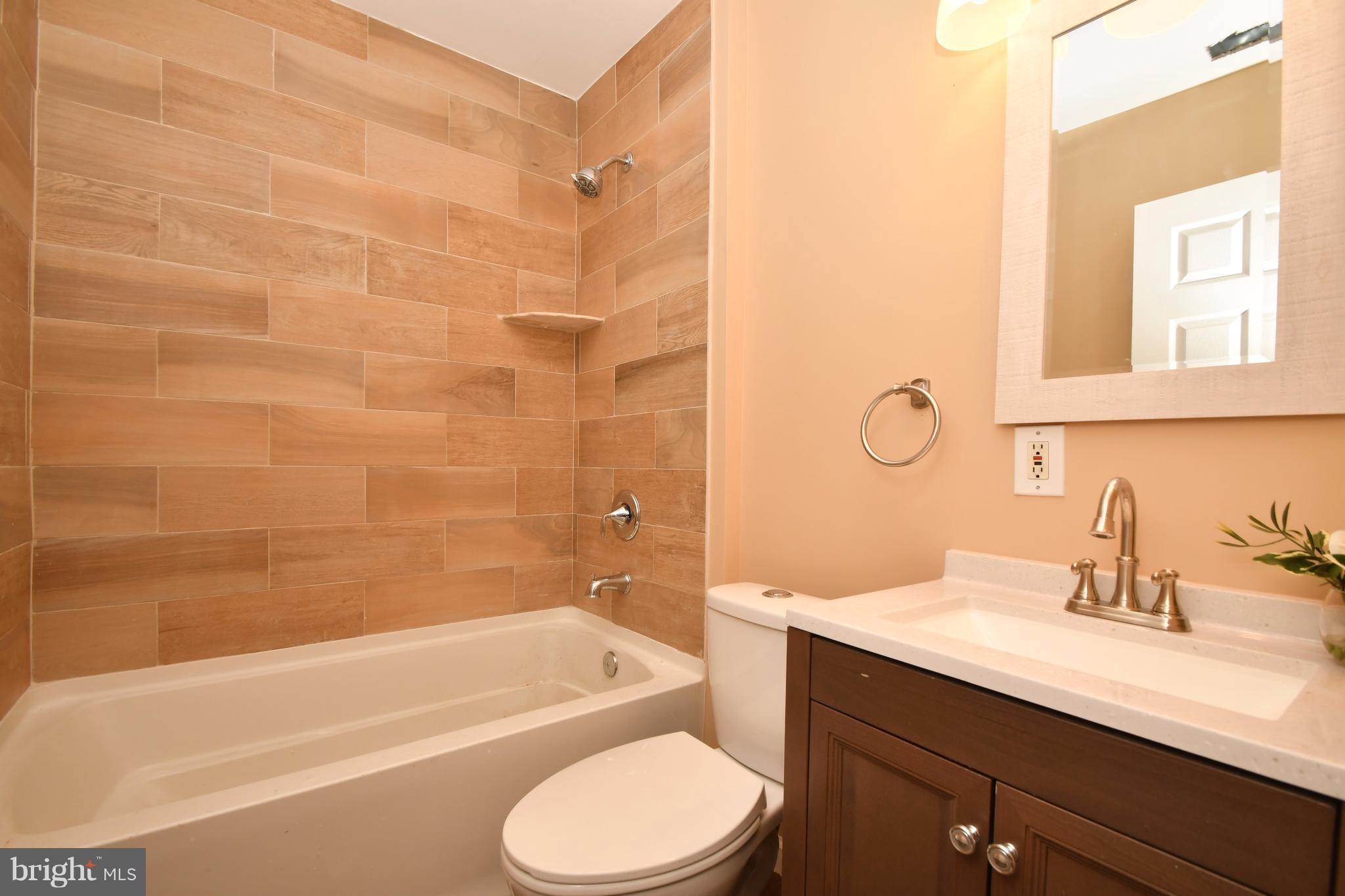 8209 Northview Road Baltimore, MD 21222 - Photo 8 of 30 a bathroom with a sink a toilet and bathtub