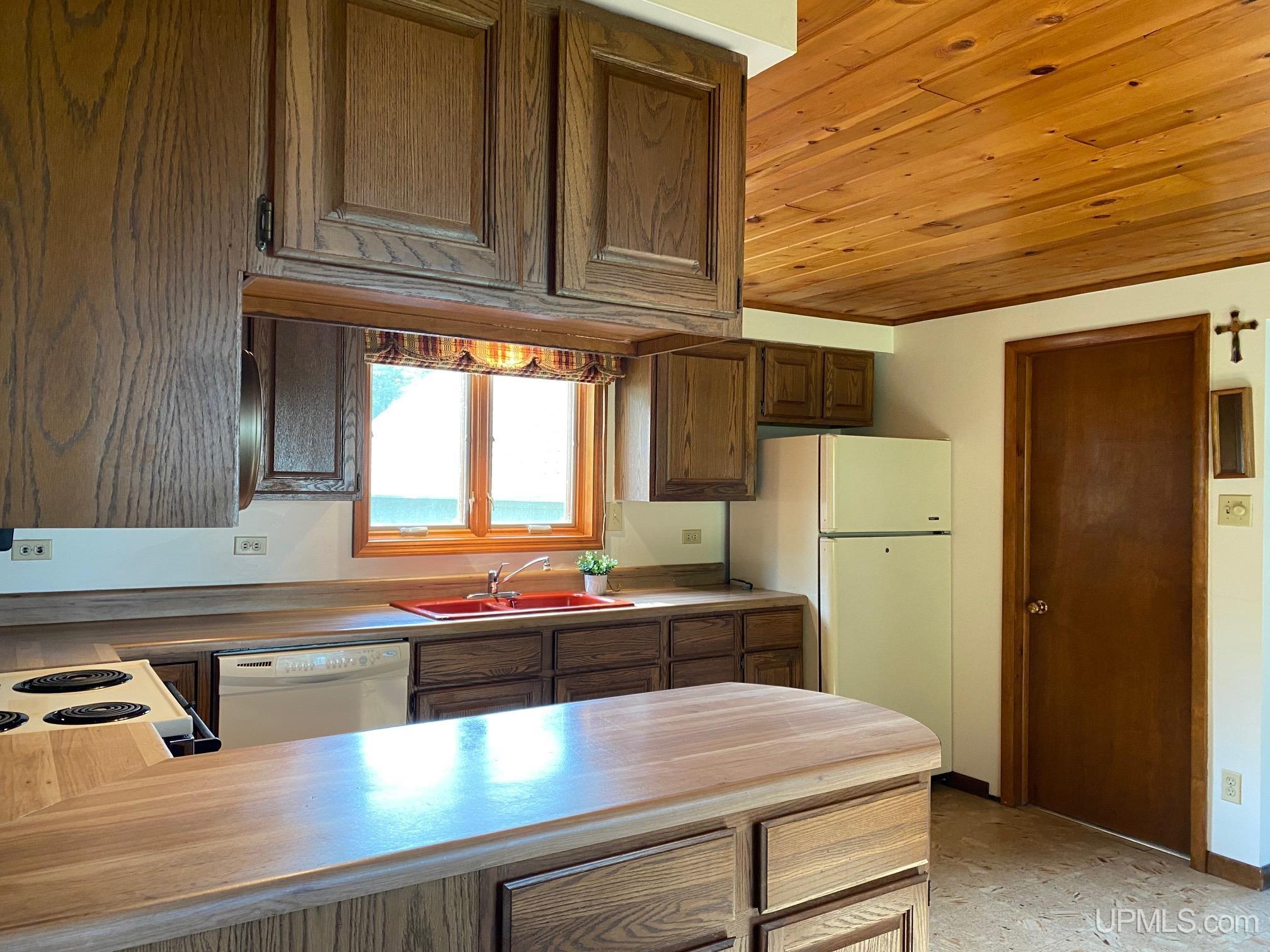 58261 5th Street Calumet, MI 49913 - Photo 11 of 54