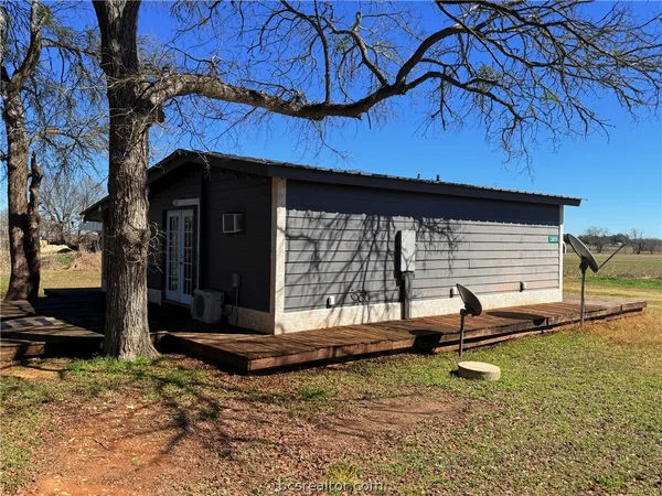 a view of back yard of the house