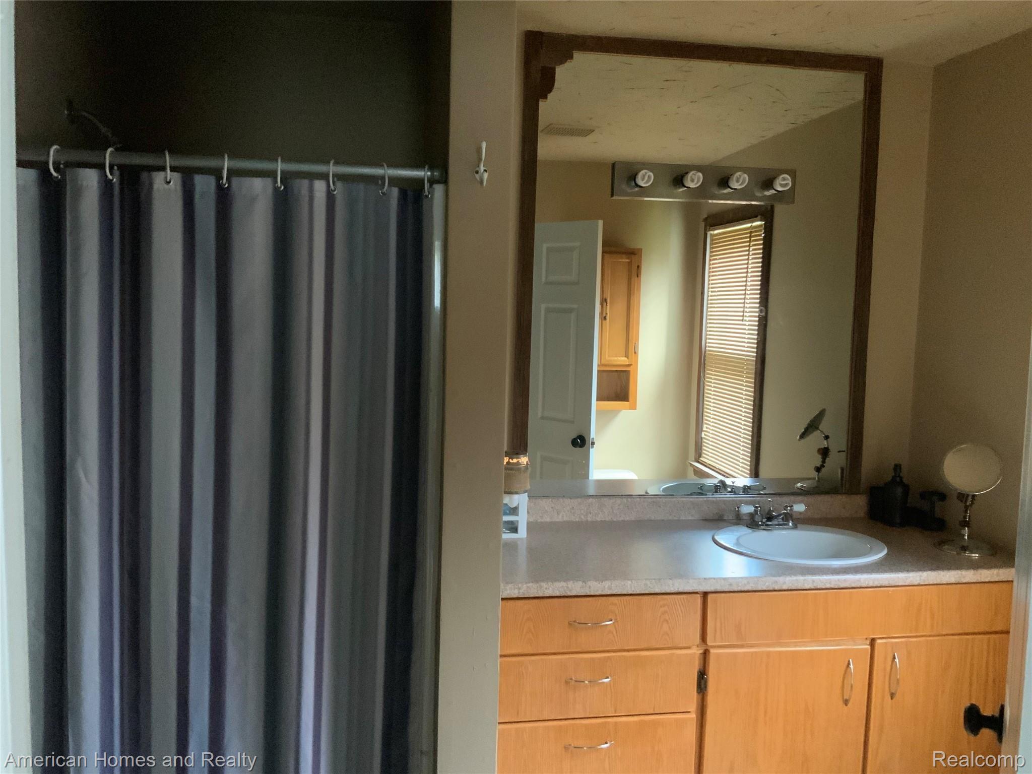 894 Mountview Road Lapeer, MI 48446 - Photo 17 of 58 F72CFA7F-BB36-4D09-99E0-BB585C82FA0E.jpeg