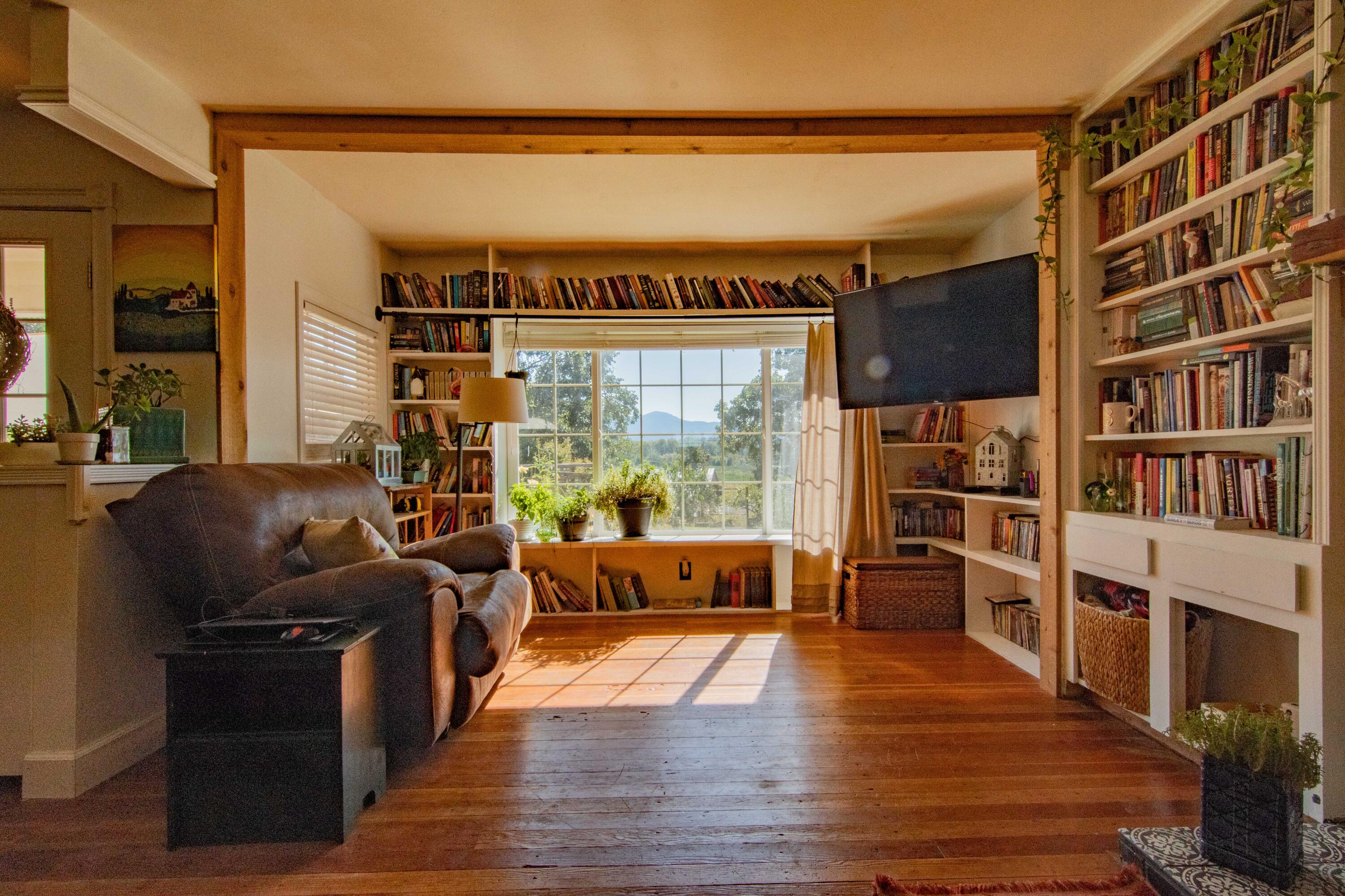 6170 Lower River Road Grants Pass, OR 97526 - Photo 10 of 31 Living room