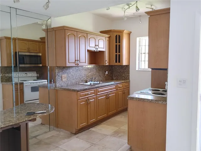 $1,500 | 421 Northeast 1st Street, Unit 108, Hallandale Beach, FL 33009