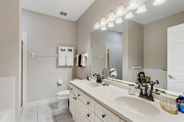 $385,000 | 501 Forest Avenue, Unit 305, Glen Ellyn, IL 60137