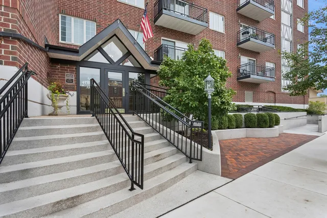 $385,000 | 501 Forest Avenue, Unit 305, Glen Ellyn, IL 60137