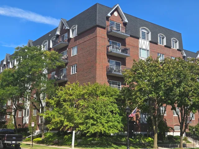$385,000 | 501 Forest Avenue, Unit 305, Glen Ellyn, IL 60137