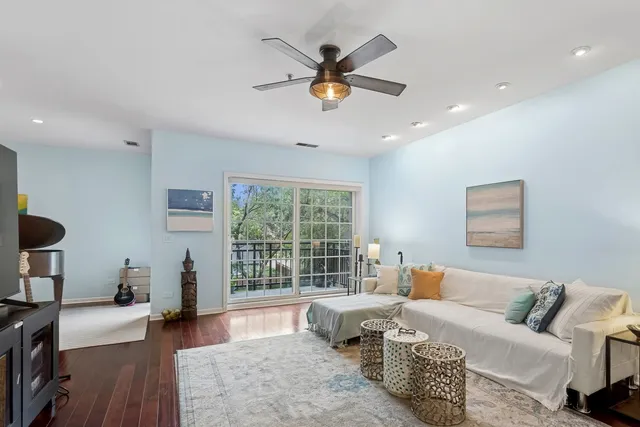 $385,000 | 501 Forest Avenue, Unit 305, Glen Ellyn, IL 60137