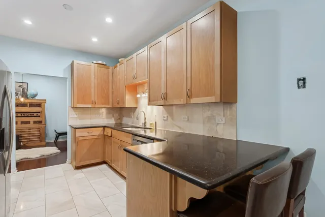 $385,000 | 501 Forest Avenue, Unit 305, Glen Ellyn, IL 60137