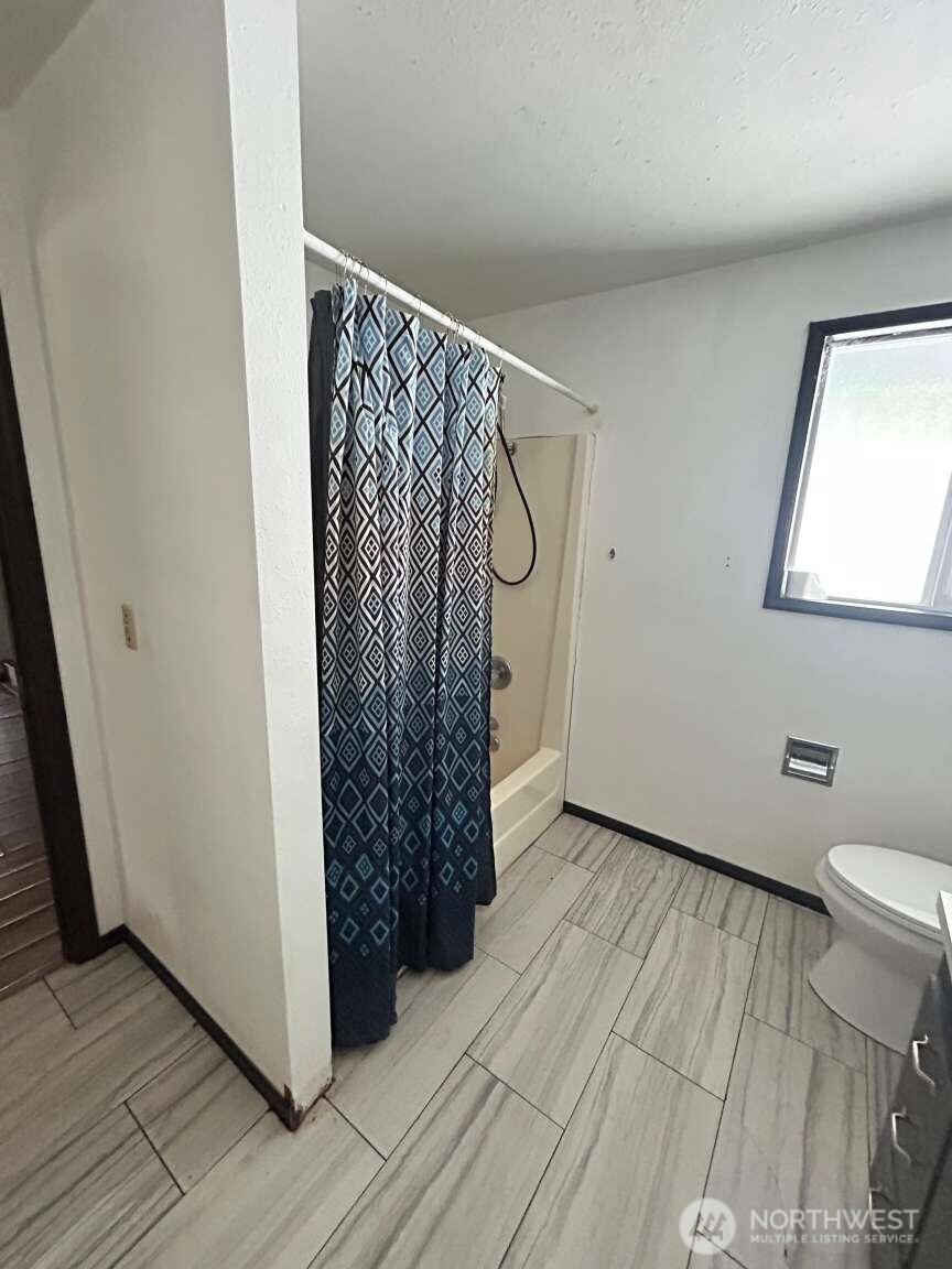 431 Highland Valley Road Morton, WA 98356 - Photo 26 of 34 a view of a hallway with wooden floor and a window