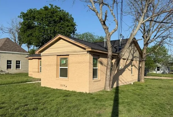 a view of front of house with a yard