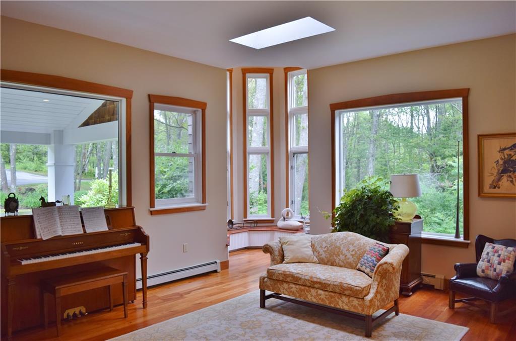 20 Old Sea Point Road Cape Elizabeth, ME 04107 - Photo 7 of 35 Living room