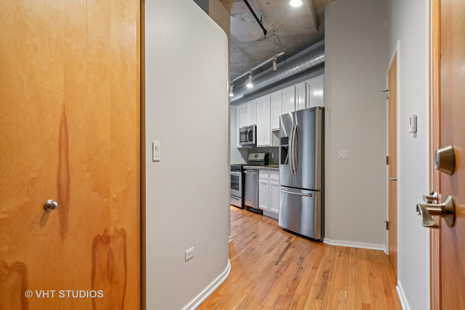 6 South Laflin Street, Unit 820 Chicago, IL 60607 - Photo 3 of 28