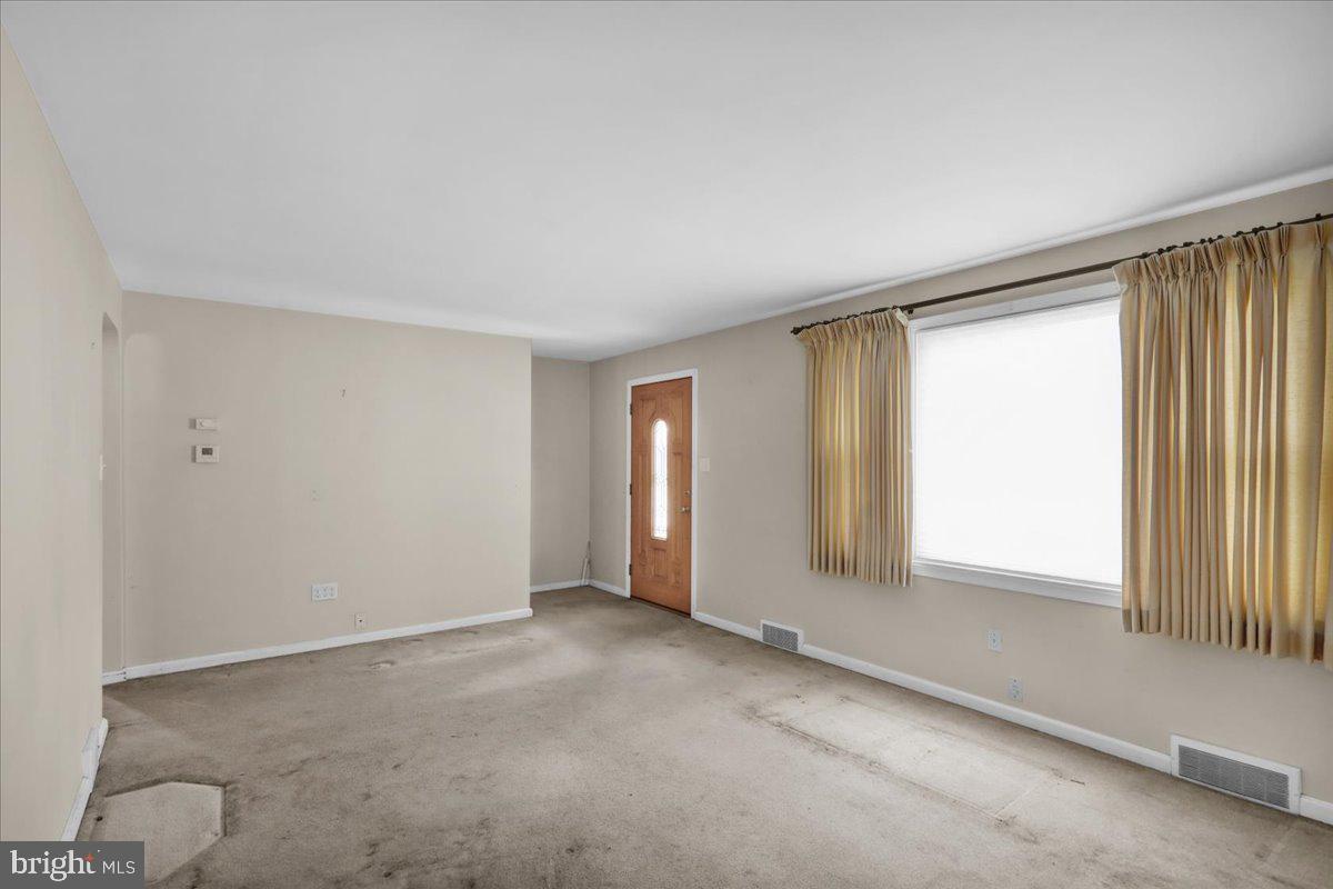 27 Woodland Road Reading, PA 19610 - Photo 6 of 34 a view of an empty room with a window