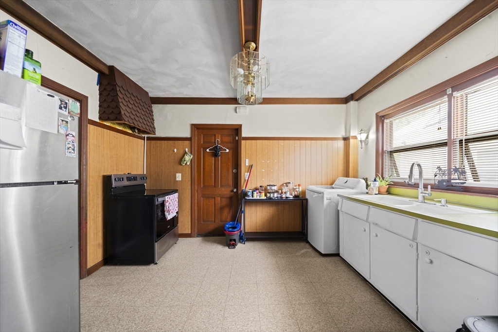 363 White Street Springfield, MA 01108 - Photo 13 of 35