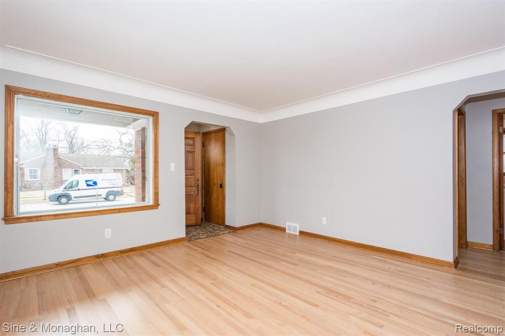 2032 Oxford Road Grosse Pointe Woods, MI 48236 - Photo 6 of 19