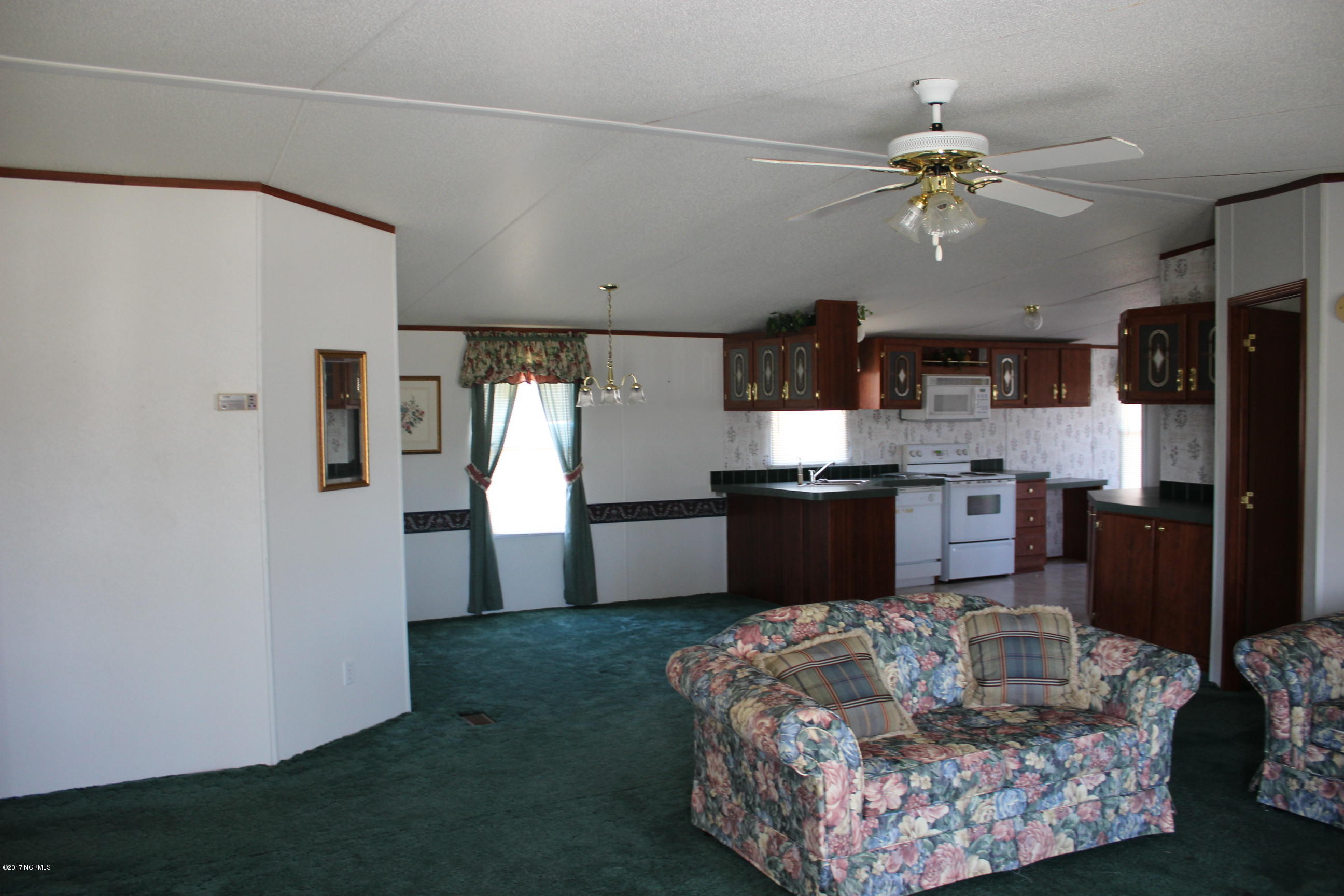 711 Parkertown Road Hubert, NC 28539 - Photo 3 of 20 Living room