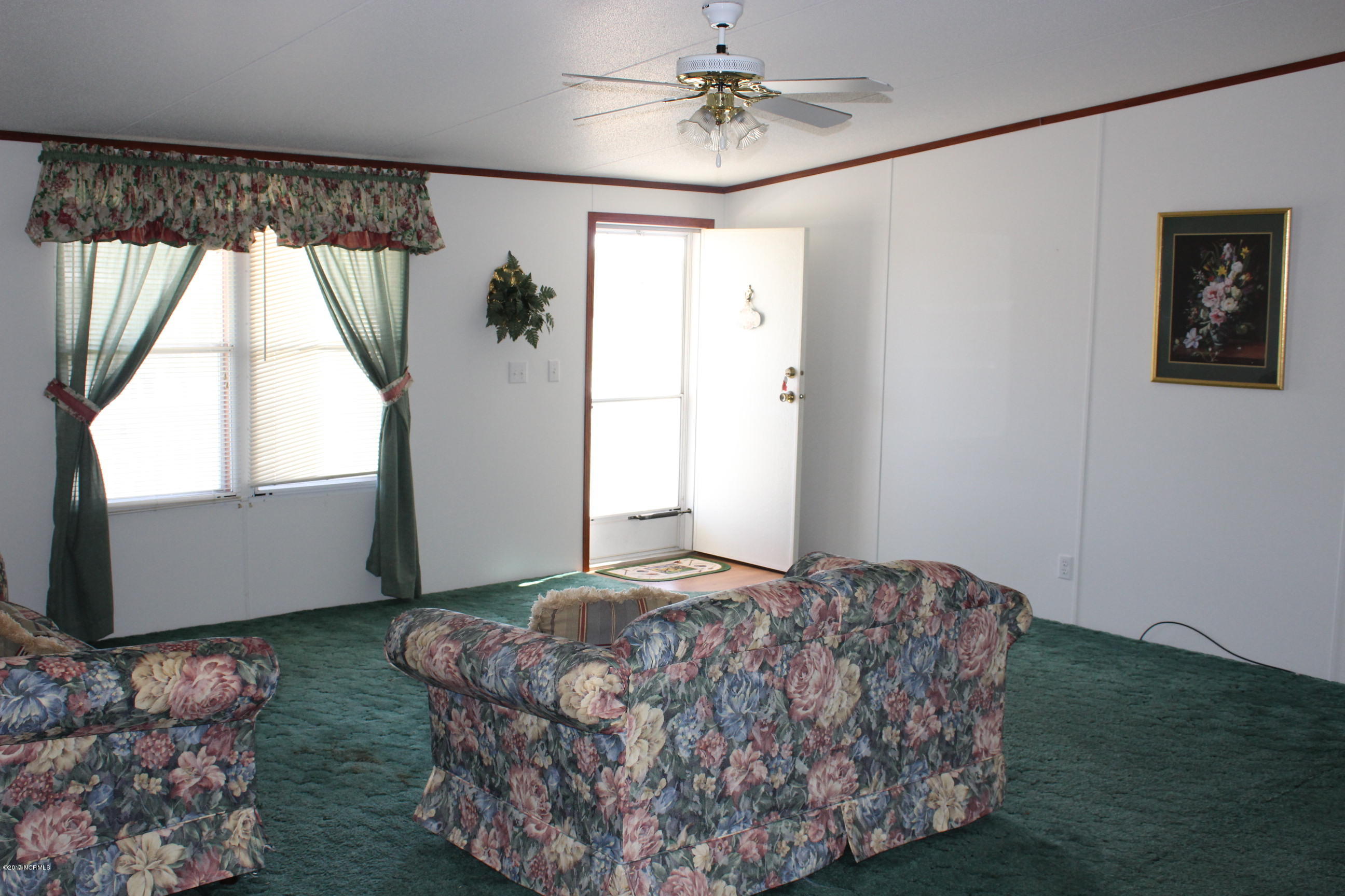 711 Parkertown Road Hubert, NC 28539 - Photo 5 of 20 Living room/front door