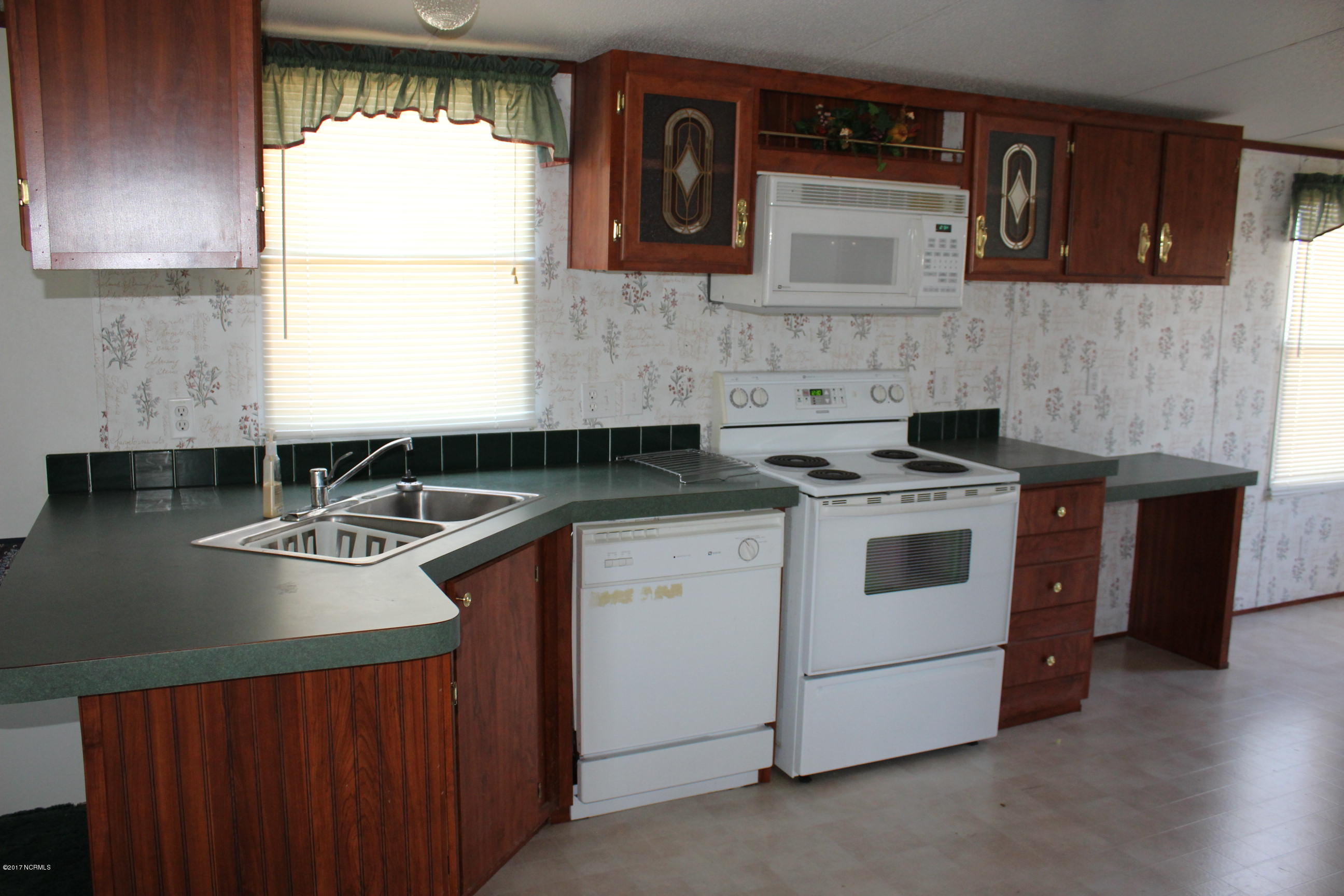 711 Parkertown Road Hubert, NC 28539 - Photo 8 of 20 Kitchen