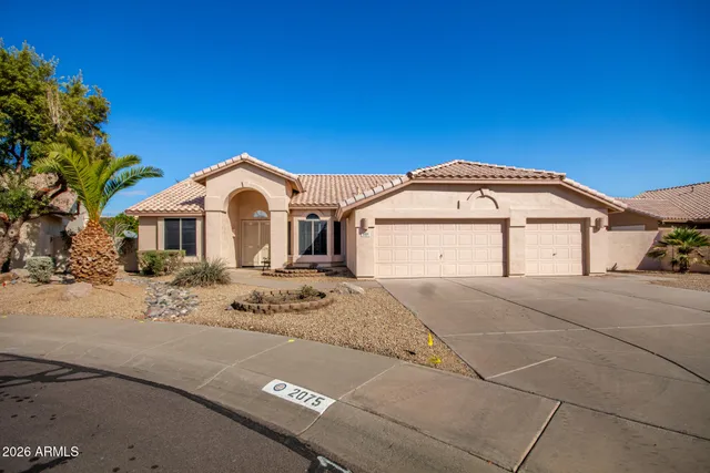a view of white house with a outdoor space