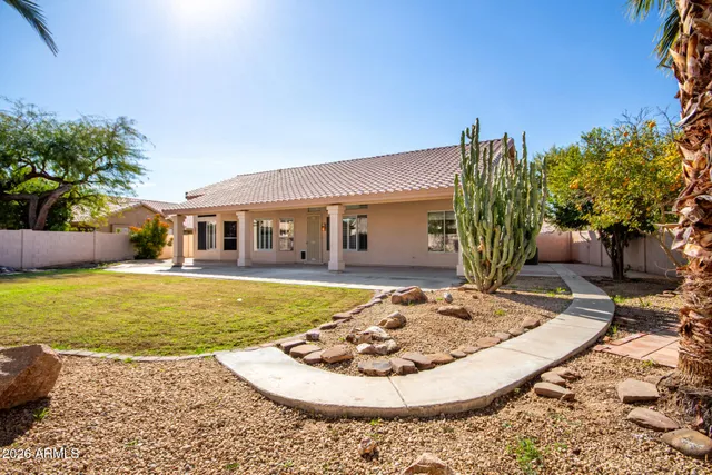 a view of a house with backyard