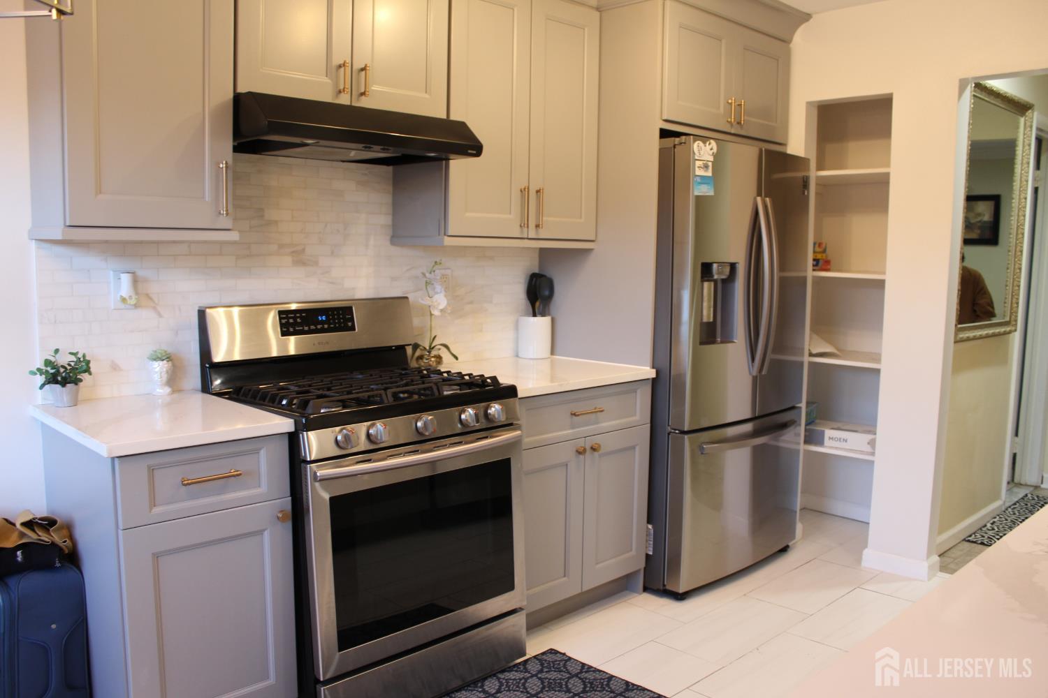 707 Merrywood Drive Edison, NJ 08817 - Photo 4 of 43